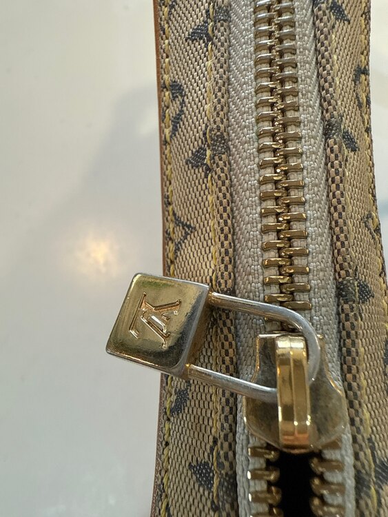 ショルダーバック（ブランドバッグ）の商品画像 - 査定依頼日：2025年5月3日 - 最高査定価格：5,000円