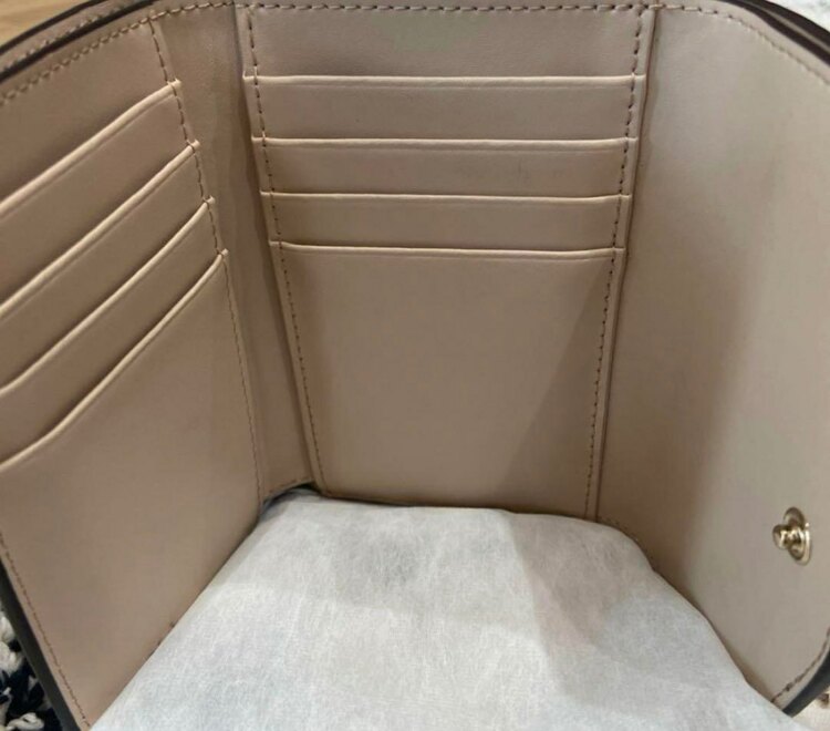 FURLA 財布（ブランド財布・小物）の商品画像 - 査定依頼日：2025年3月20日 - 最高査定価格：1,000円