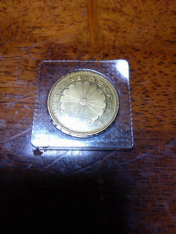 天皇即位60年記念10万円金貨（金・貴金属）の商品画像 - 査定依頼日：2026年1月26日 - 最高査定価格：516,560円