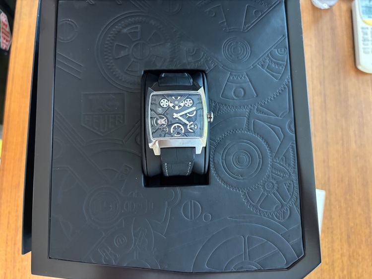 タグホイヤー モナコ V4 WAW208（高級時計）の商品画像 - 査定依頼日：2025年9月17日 - 最高査定価格：5,000,000円