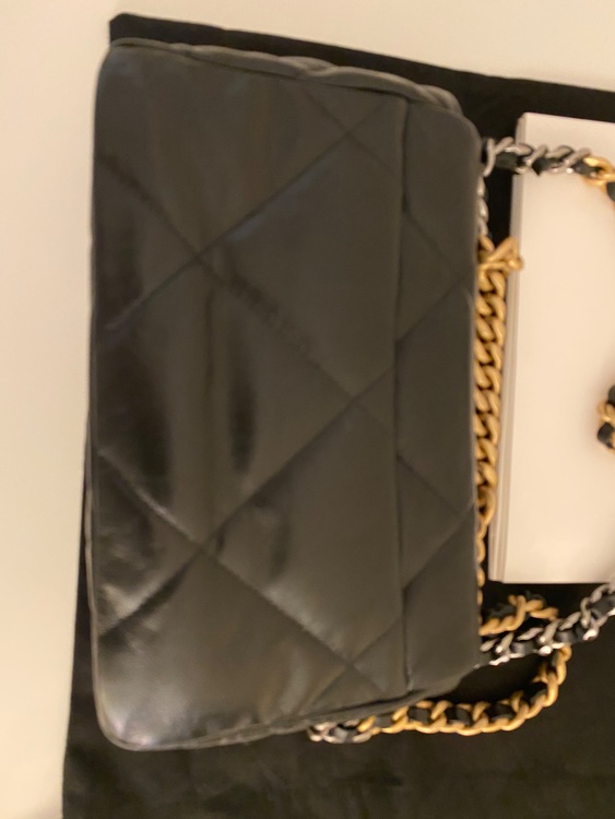 CHANEL19ハンドバッグ（ブランドバッグ）の商品画像 - 査定依頼日：2025年6月29日 - 最高査定価格：500,000円