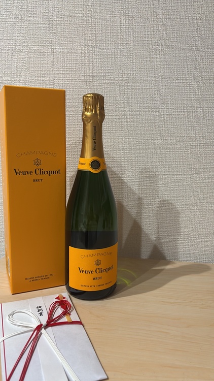 シャンパン ヴーヴ・クリコ （お酒）の商品画像 - 査定依頼日：2026年3月24日 - 最高査定価格：4,500円