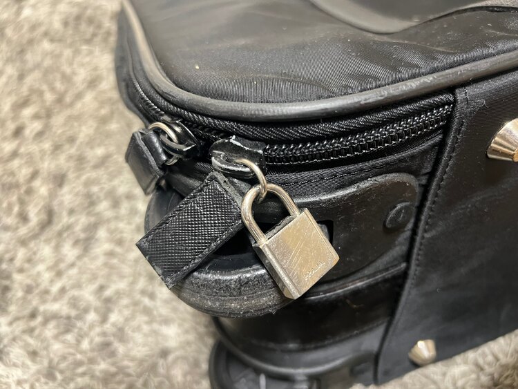 プラダ  （ブランドバッグ）の商品画像 - 査定依頼日：2025年5月23日 - 最高査定価格：7,200円