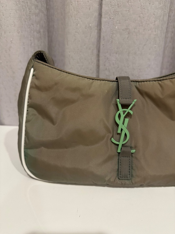 サンローラン SAINT LAURENT LE5A7ショルダーバッグ（ブランドバッグ）の商品画像 - 査定依頼日：2026年9月19日 - 最高査定価格：85,000円