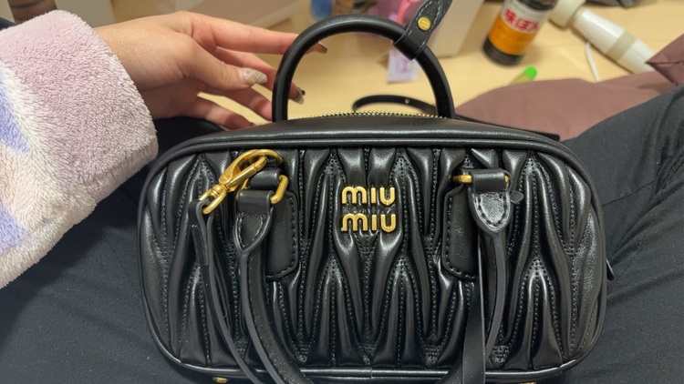 ミュウミュウ  （ブランドバッグ）の商品画像 - 査定依頼日：2025年11月27日 - 最高査定価格：200,000円