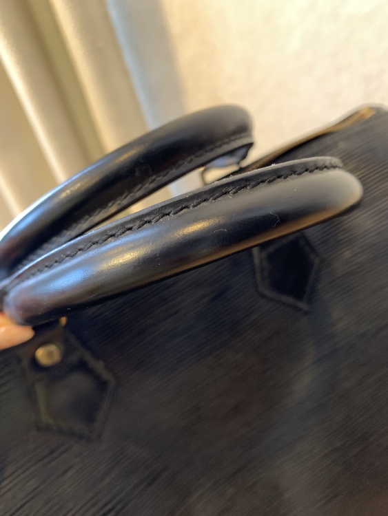 ルイヴィトン　エピ柄（ブランドバッグ）の商品画像 - 査定依頼日：2022年1月9日 - 最高査定価格：35,000円