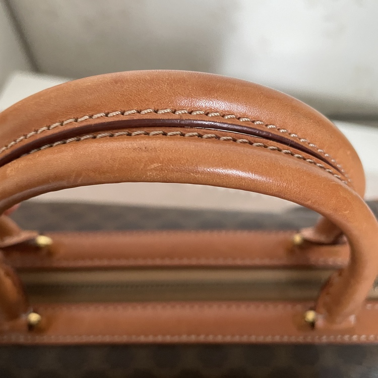 マガダム　2wayボストン（ブランドバッグ）の商品画像 - 査定依頼日：2022年4月7日 - 最高査定価格：13,000円