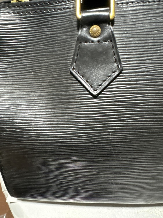 ルイヴィトン エピ （ブランドバッグ）の商品画像 - 査定依頼日：2025年11月19日 - 最高査定価格：30,000円