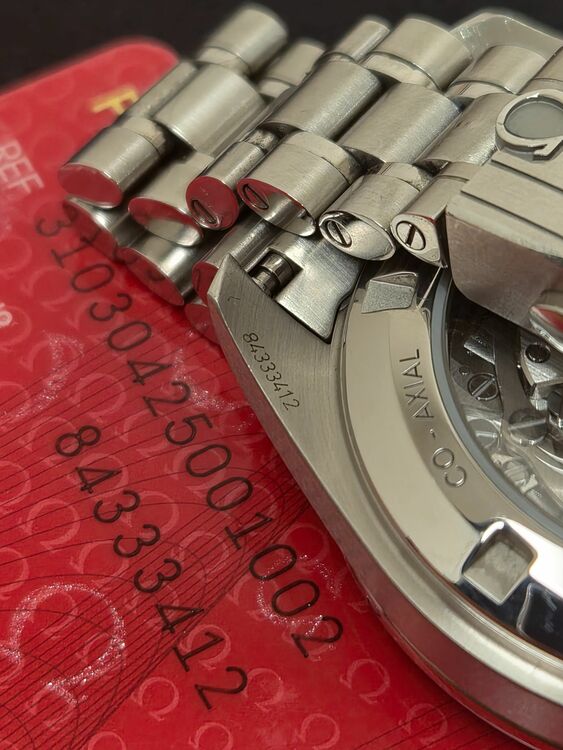 ムーンウォッチ プロフェッショナ﻿ル 42 mm￥1,276,000（高級時計）の商品画像 - 査定依頼日：2025年9月1日 - 最高査定価格：950,000円