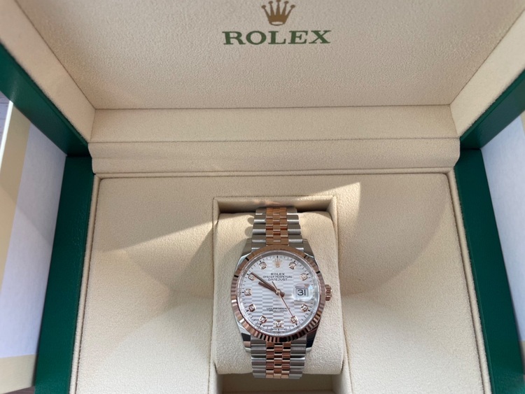 デイトジャスト36 エバーローズゴールドコンビ　ダイヤシルバーブルーテッド文字盤（高級時計）の商品画像 - 査定依頼日：2025年6月19日 - 最高査定価格：2,280,000円