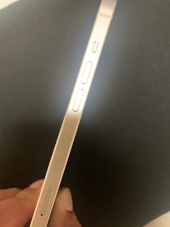 iPhone13赤ロムホワイト（スマホ）の商品画像 - 査定依頼日：2025年9月18日 - 最高査定価格：34,000円