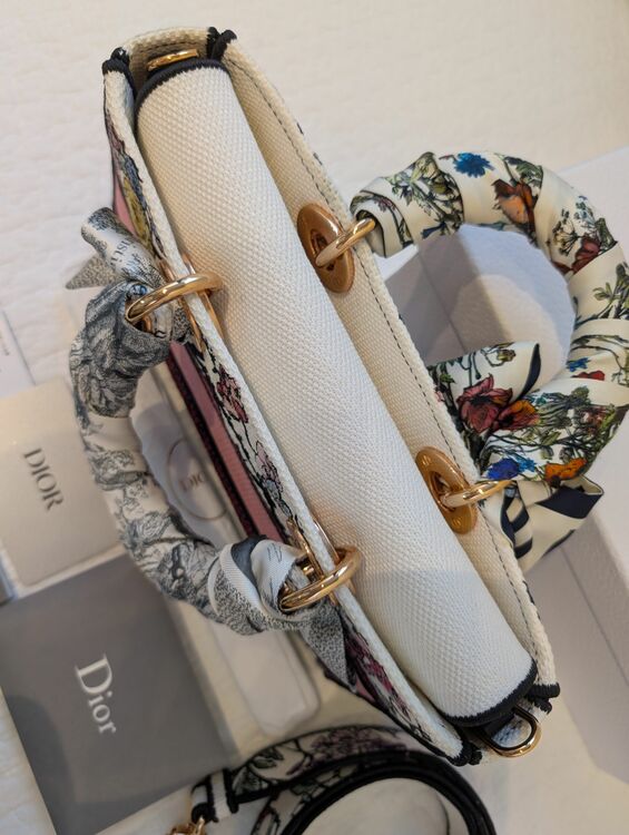 Lady D-Joy バッグ ミディアム（ブランドバッグ）の商品画像 - 査定依頼日：2025年11月28日 - 最高査定価格：300,000円