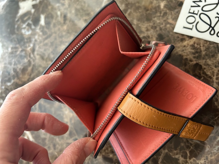 トライフォールドウォレット　グレー／ピンク（ブランド財布・小物）の商品画像 - 査定依頼日：2025年12月17日 - 最高査定価格：12,000円