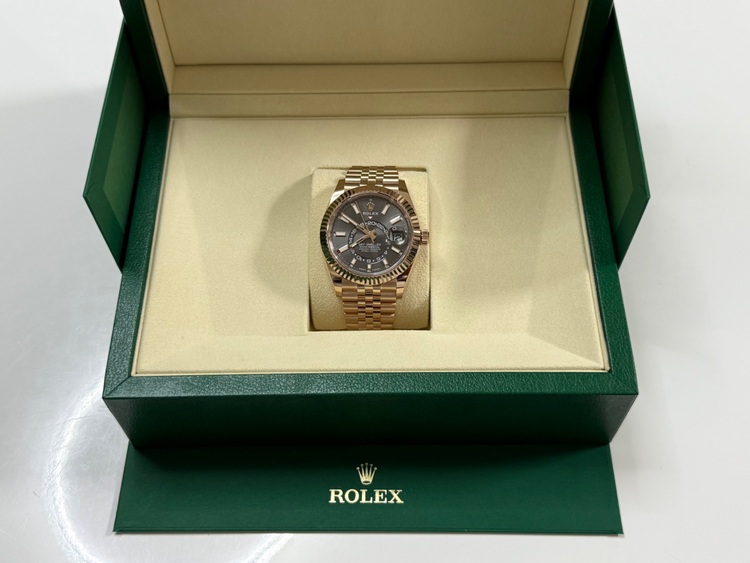 ロレックス スカイドゥエラー 33693（高級時計）の商品画像 - 査定依頼日：2025年8月12日 - 最高査定価格：8,700,000円