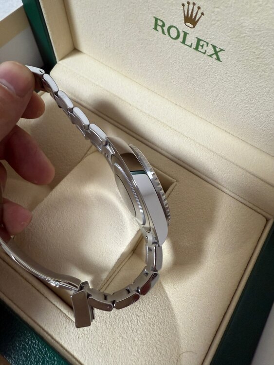 ロレックス GMTマスター 126710blr（高級時計）の商品画像 - 査定依頼日：2024年12月17日 - 最高査定価格：2,860,000円