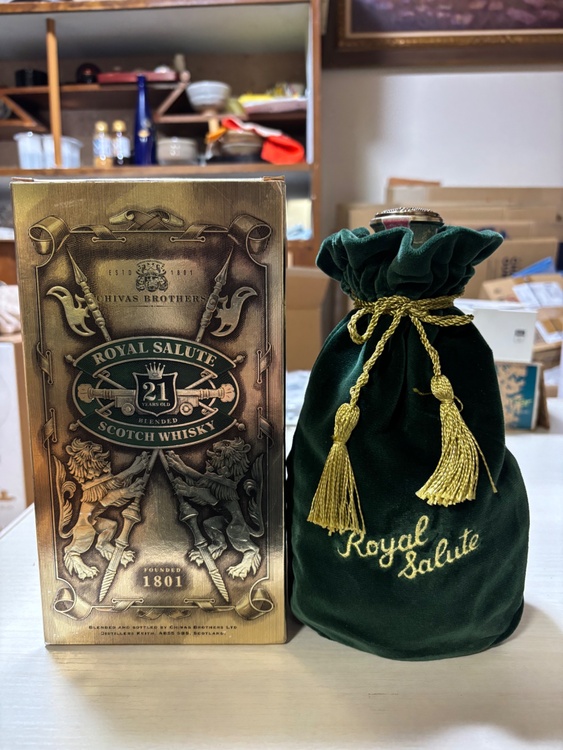 ロイヤルサルート（お酒）の商品画像 - 査定依頼日：2026年3月24日 - 最高査定価格：6,000円