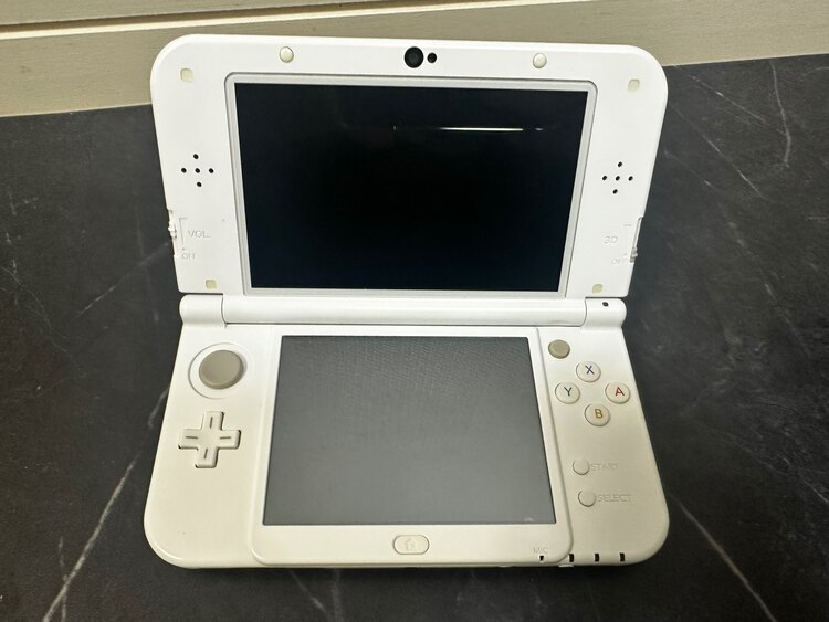 Nintendo 3DSLL ホワイトパール（ゲーム機本体・ゲームソフト）の商品画像 - 査定依頼日：2025年4月3日 - 最高査定価格：15,500円