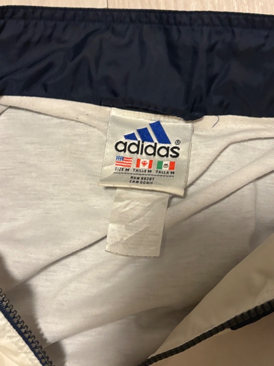 adidas 90s 国旗タグ　ナイロンジャケット（古着・ファッション）の商品画像 - 査定依頼日：2026年5月6日 - 最高査定価格：2,000円