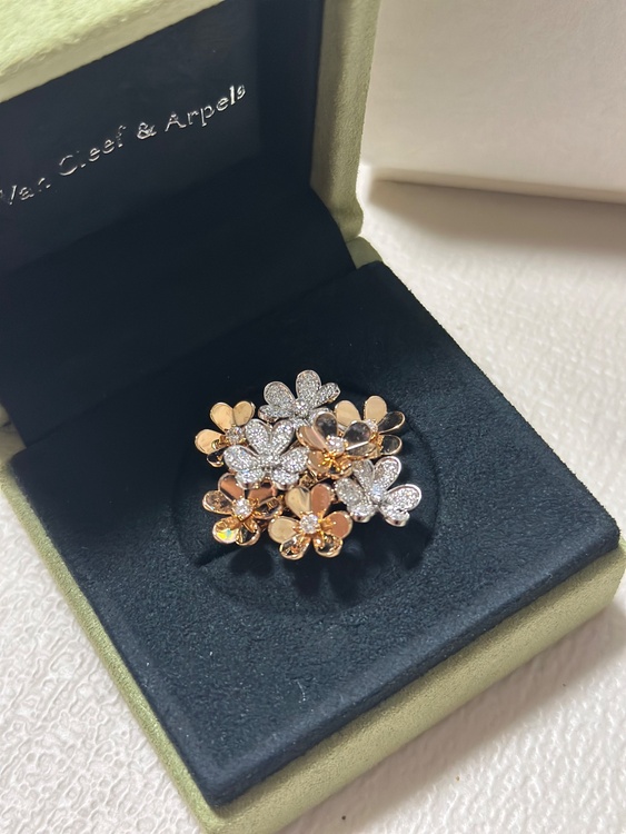 ヴァンクリーフアーペル フリヴォル8フラワーリング（金・貴金属）の商品画像 - 査定依頼日：2026年10月3日 - 最高査定価格：2,350,000円