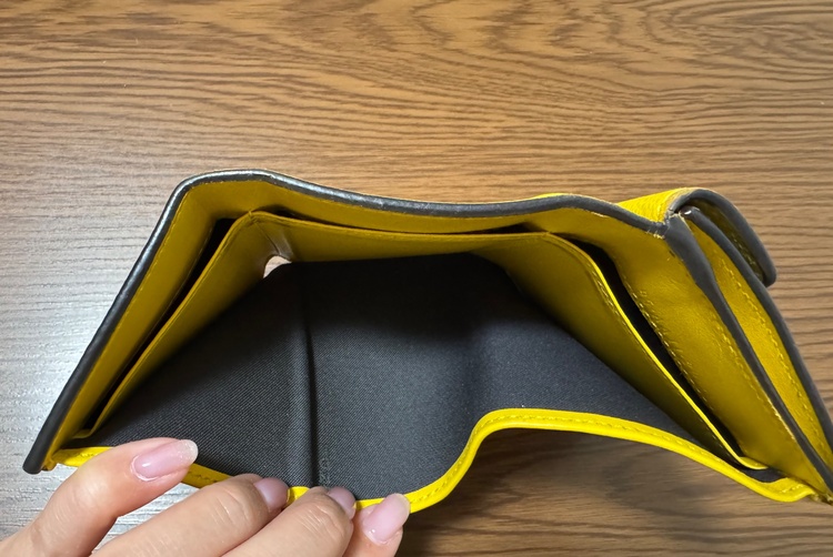 F is  三つ折り財布（ブランド財布・小物）の商品画像 - 査定依頼日：2025年12月24日 - 最高査定価格：10,000円