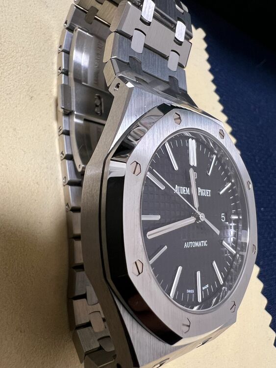 ロイヤルオーク 15400ST.OO.1220ST.01（高級時計）の商品画像 - 査定依頼日：2025年11月19日 - 最高査定価格：5,300,000円