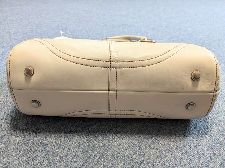 白コーチ9636（ブランドバッグ）の商品画像 - 査定依頼日：2025年2月13日 - 最高査定価格：4,000円