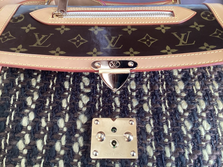 TWEEDY ZIP（ブランドバッグ）の商品画像 - 査定依頼日：2026年2月6日 - 最高査定価格：250,000円