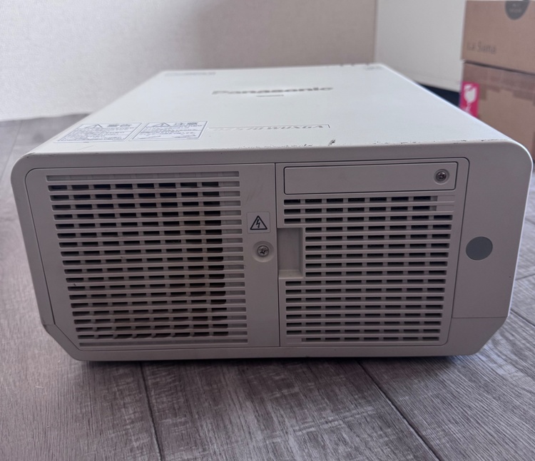 Panasonic プロジェクター ホワイト リモコン 電源ケーブル付き最大200インチ（家電）の商品画像 - 査定依頼日：2026年7月19日 - 最高査定価格：5,000円