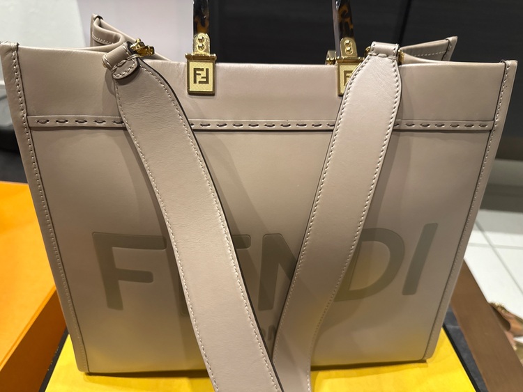 フェンディ サンシャイン ミディアム（ブランドバッグ）の商品画像 - 査定依頼日：2025年8月4日 - 最高査定価格：100,000円