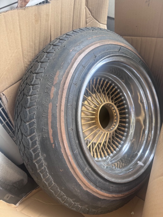 DAYTON WIRE WHEEL デイトン ワイヤーホイール タイヤ付き（カー用品）の商品画像 - 査定依頼日：2026年6月25日 - 最高査定価格：8,000円