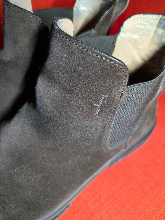 サルバトーレフェラガモサイドゴアブーツスエード（古着・ファッション）の商品画像 - 査定依頼日：2026年2月26日 - 最高査定価格：3,000円