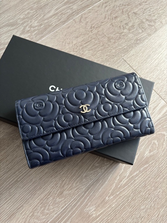 カメリア長財布（ブランド財布・小物）の商品画像 - 査定依頼日：2025年11月27日 - 最高査定価格：20,000円