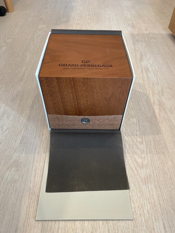 ジラールペルゴロレアート81010-11-635-11A （高級時計）の商品画像 - 査定依頼日：2025年1月22日 - 最高査定価格：1,400,000円