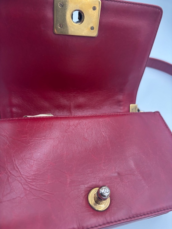 シャネル  ショルダーバッグ ボーイシャネル20 赤（ブランドバッグ）の商品画像 - 査定依頼日：2026年4月7日 - 最高査定価格：100,000円