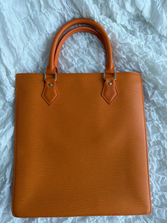 LOUIS VUITTON ルイヴィトン M5908H サックプラGM ハンドバッグ 縦型トート エピ トートバッグ マンダリン オレンジ ユニセックス（ブランドバッグ）の商品画像 - 査定依頼日：2026年9月28日 - 最高査定価格：20,000円