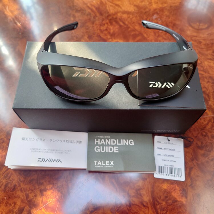 クリップオンサングラスとオーバーサングラス（釣具）の商品画像 - 査定依頼日：2026年3月30日 - 最高査定価格：2,000円