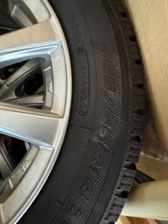 スタッドレスタイヤとアルミホイール（カー用品）の商品画像 - 査定依頼日：2026年3月8日 - 最高査定価格：3,000円