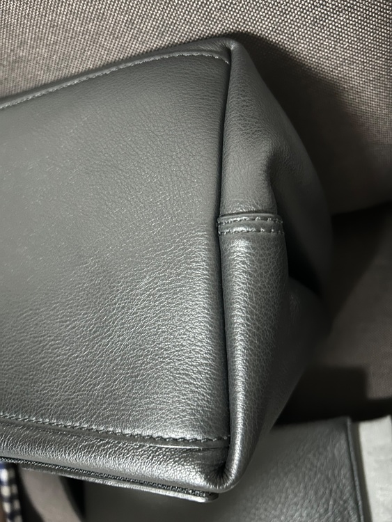 トートバッグ　エブリデイS ネイビーカバス(レザー)（ブランドバッグ）の商品画像 - 査定依頼日：2025年8月18日 - 最高査定価格：10,000円