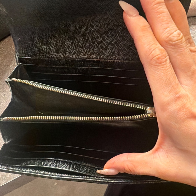 カサンドラ マトラッセ ラージ フラップウォレットのブラック×ゴールド金具？（ブランド財布・小物）の商品画像 - 査定依頼日：2026年9月25日 - 最高査定価格：100,000円