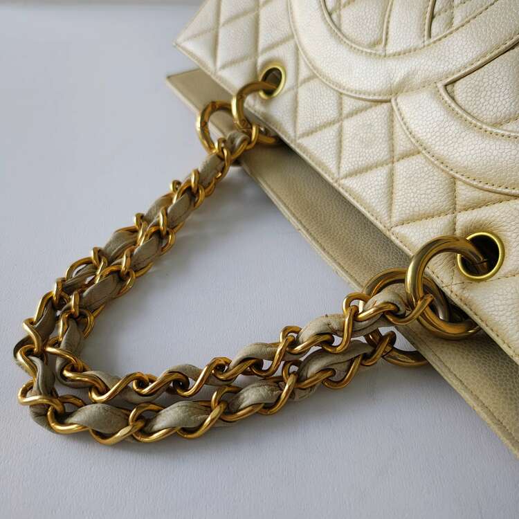 マトラッセ キャビアスキン チェーントートバッグ ココマーク ベージュ（ブランドバッグ）の商品画像 - 査定依頼日：2025年4月7日 - 最高査定価格：150,000円