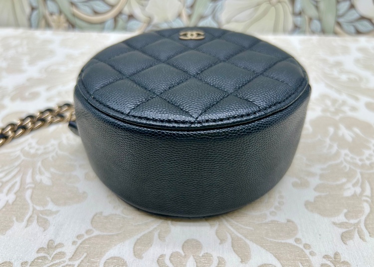 ラウンド型キャビアスキンチェーンショルダー（ブランドバッグ）の商品画像 - 査定依頼日：2026年2月20日 - 最高査定価格：220,000円