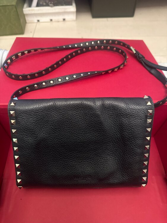 ヴァレンティノ ロックスタッズショルダーバッグ（古着・ファッション）の商品画像 - 査定依頼日：2025年2月27日 - 最高査定価格：25,000円