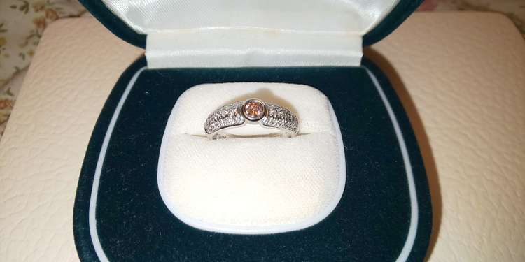 ラウンドブリリアントカットpt900リング脇石付（宝石）の商品画像 - 査定依頼日：2022年9月19日 - 最高査定価格：20,000円