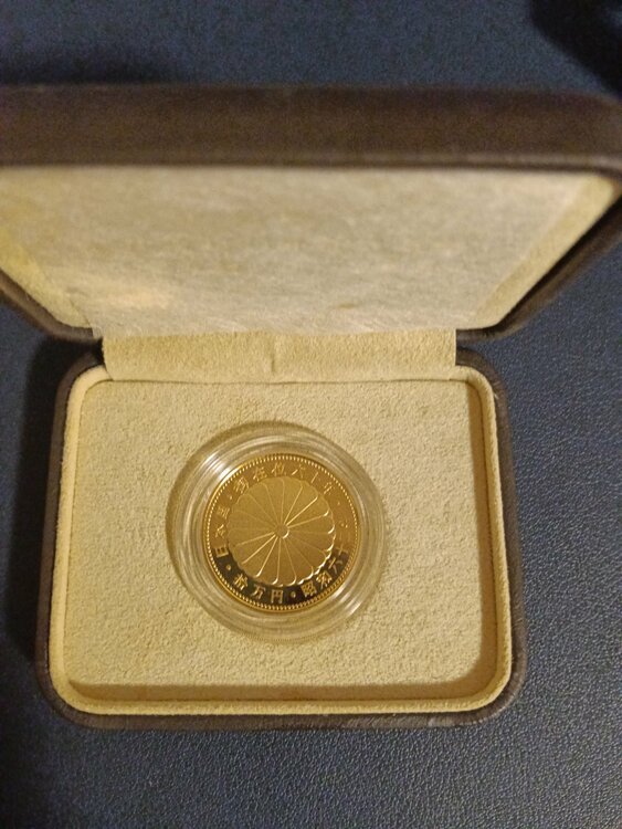 天皇陛下御在位60年記念貨幣（金・貴金属）の商品画像 - 査定依頼日：2026年9月10日 - 最高査定価格：440,000円