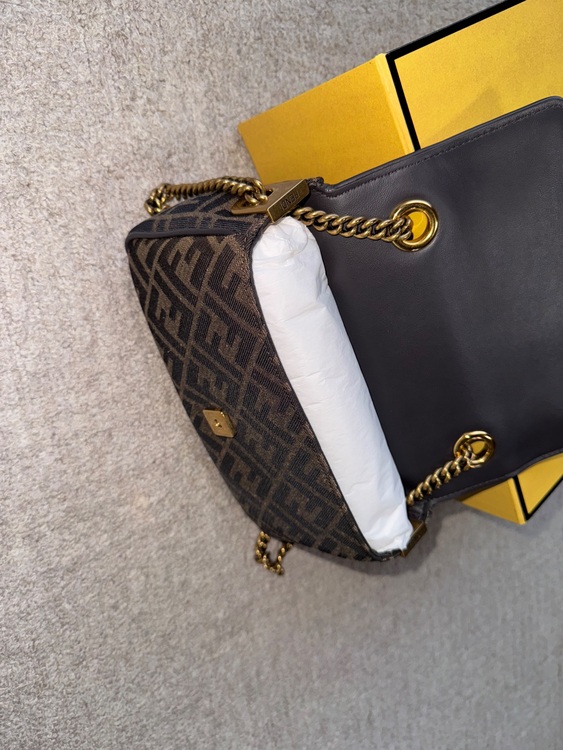 フェンディ  （ブランドバッグ）の商品画像 - 査定依頼日：2025年11月27日 - 最高査定価格：160,000円