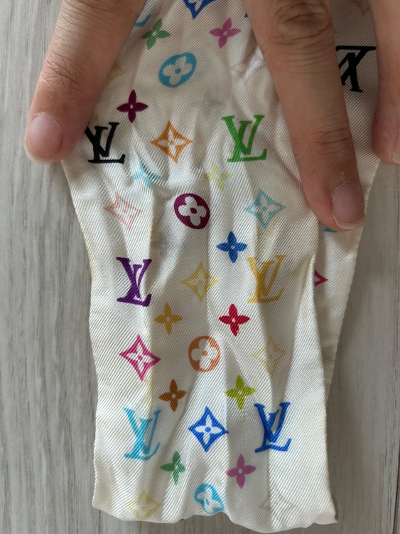 スカーフ（ブランド財布・小物）の商品画像 - 査定依頼日：2025年6月30日 - 最高査定価格：7,000円