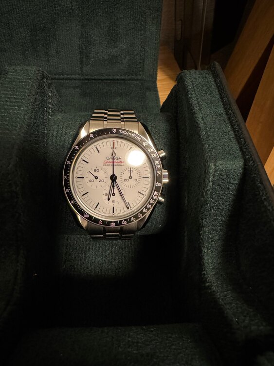 スピードマスタームーンウォッチ　白文字盤（高級時計）の商品画像 - 査定依頼日：2025年1月24日 - 最高査定価格：1,100,000円