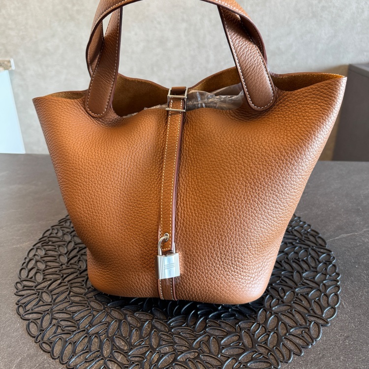 エルメス ピコタンロックMM ゴールド (シルバー金具)（ブランドバッグ）の商品画像 - 査定依頼日：2025年8月24日 - 最高査定価格：550,000円