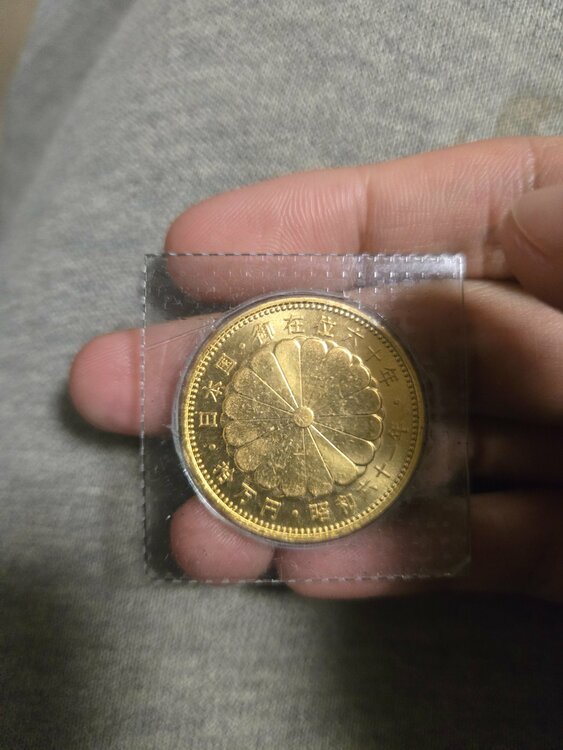 天皇陛下御在位60年記念 10万円金貨（金・貴金属）の商品画像 - 査定依頼日：2025年12月17日 - 最高査定価格：470,000円