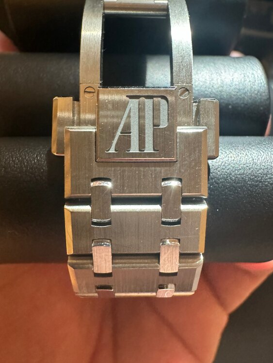 ロイヤルオーク　37mm グレー（高級時計）の商品画像 - 査定依頼日：2025年2月25日 - 最高査定価格：5,300,000円